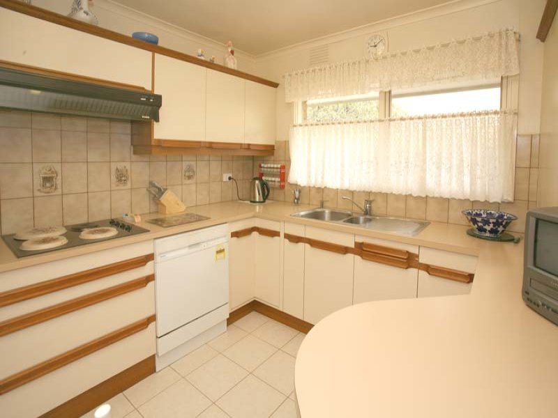 8 Boardman Close, Box Hill South image 2