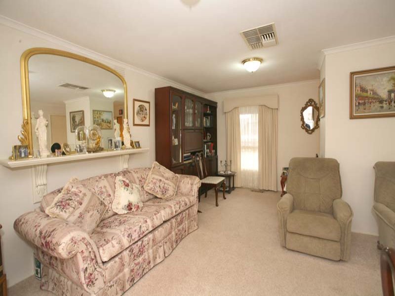 8 Boardman Close, Box Hill South image 3
