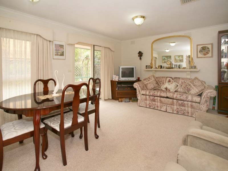 8 Boardman Close, Box Hill South image 4