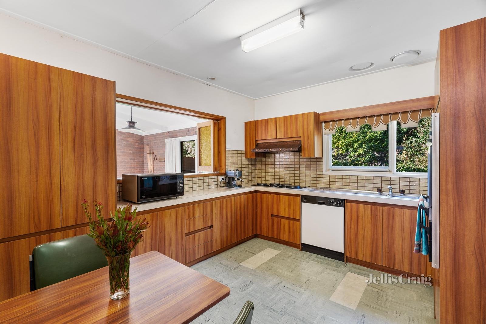8 Botanic Drive, Glen Waverley image 4