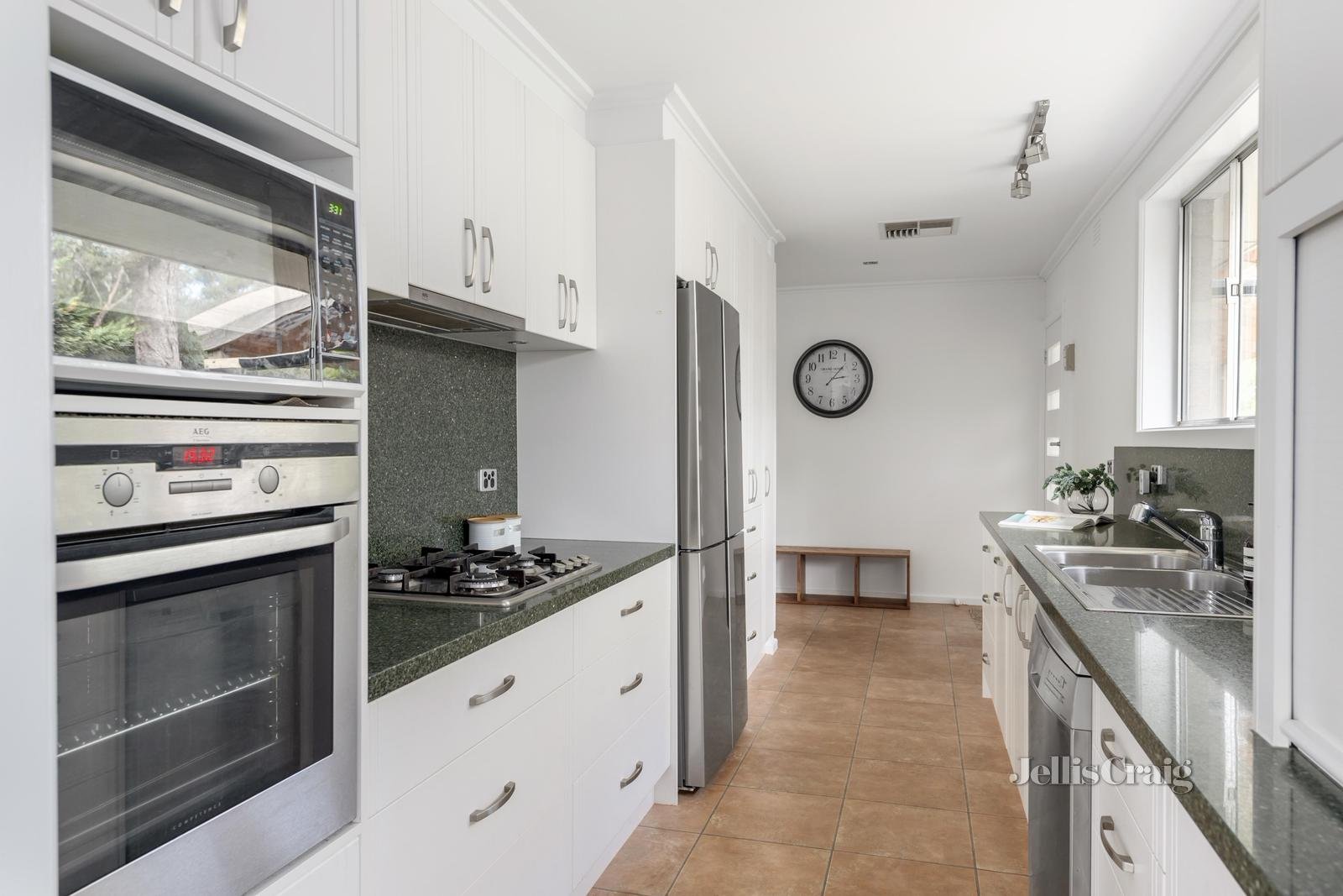 8 Brixton Avenue, Eltham&nbsp;North image 4