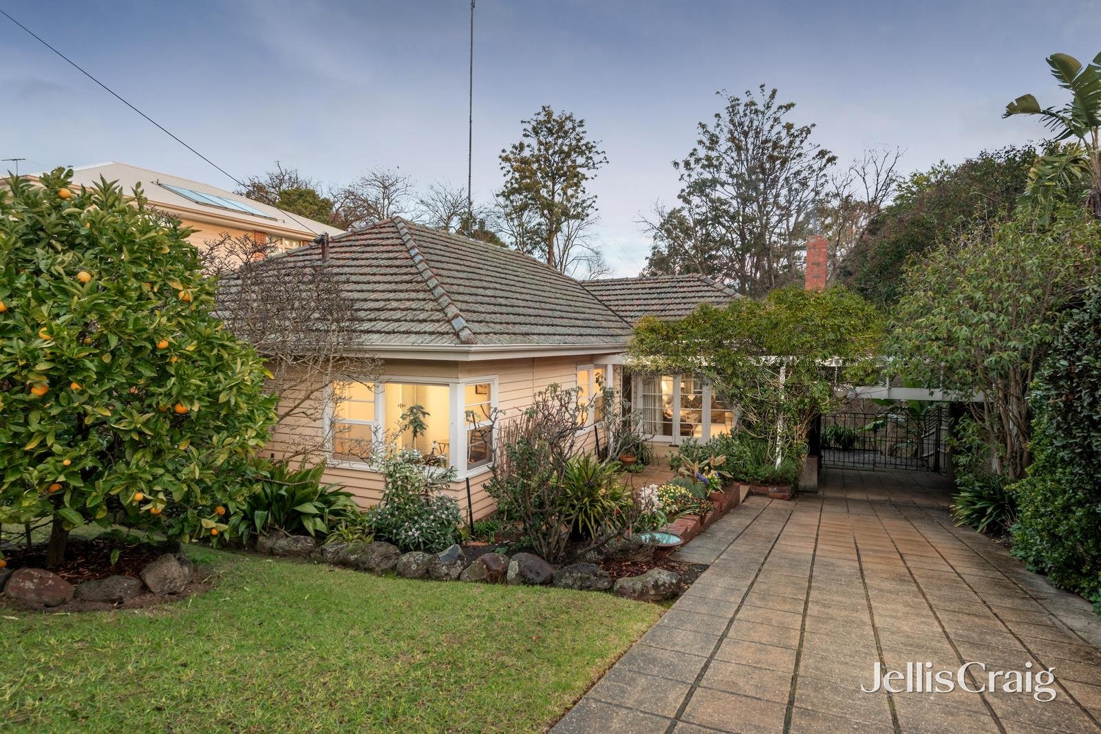 8 Brixton Rise, Glen Iris image 1