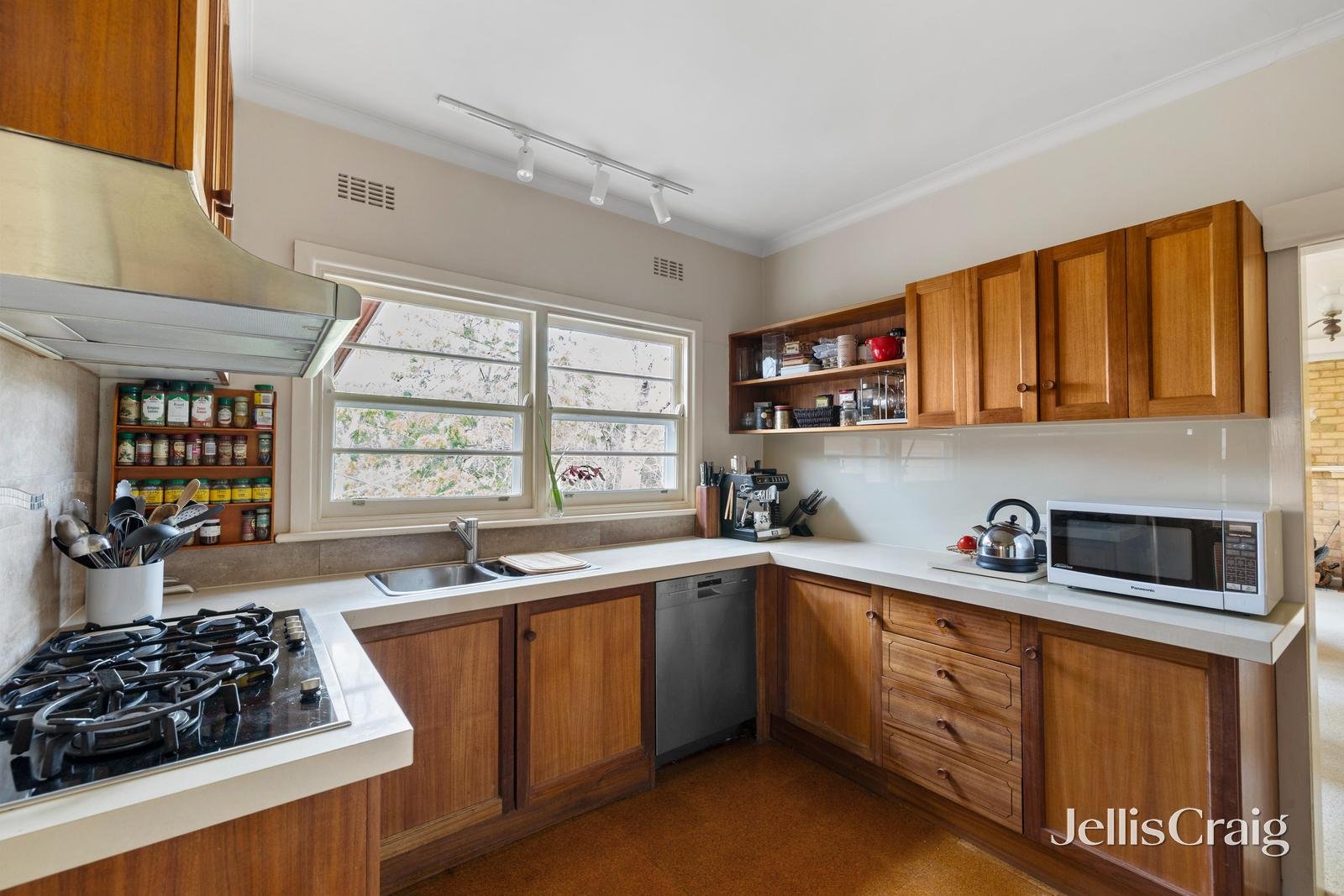 8 Brixton Rise, Glen Iris image 5