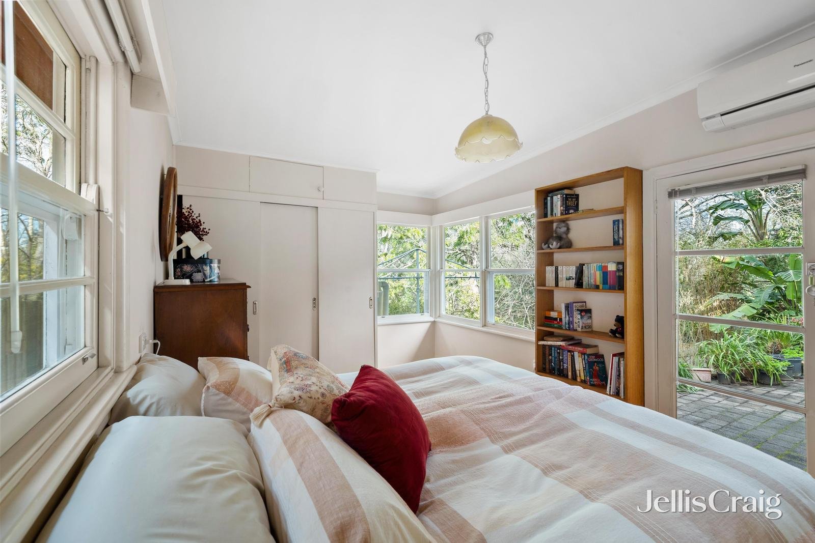 8 Brixton Rise, Glen Iris image 6