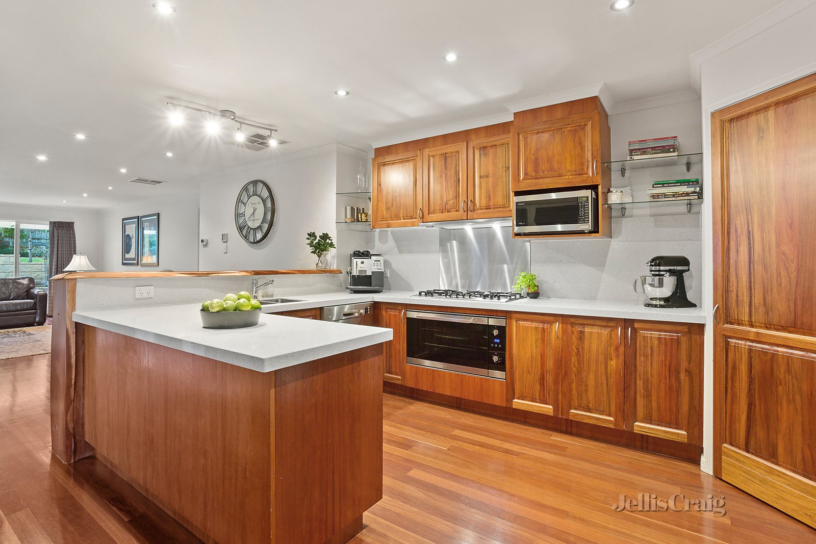 8 Cassinia Court, Diamond Creek image 2