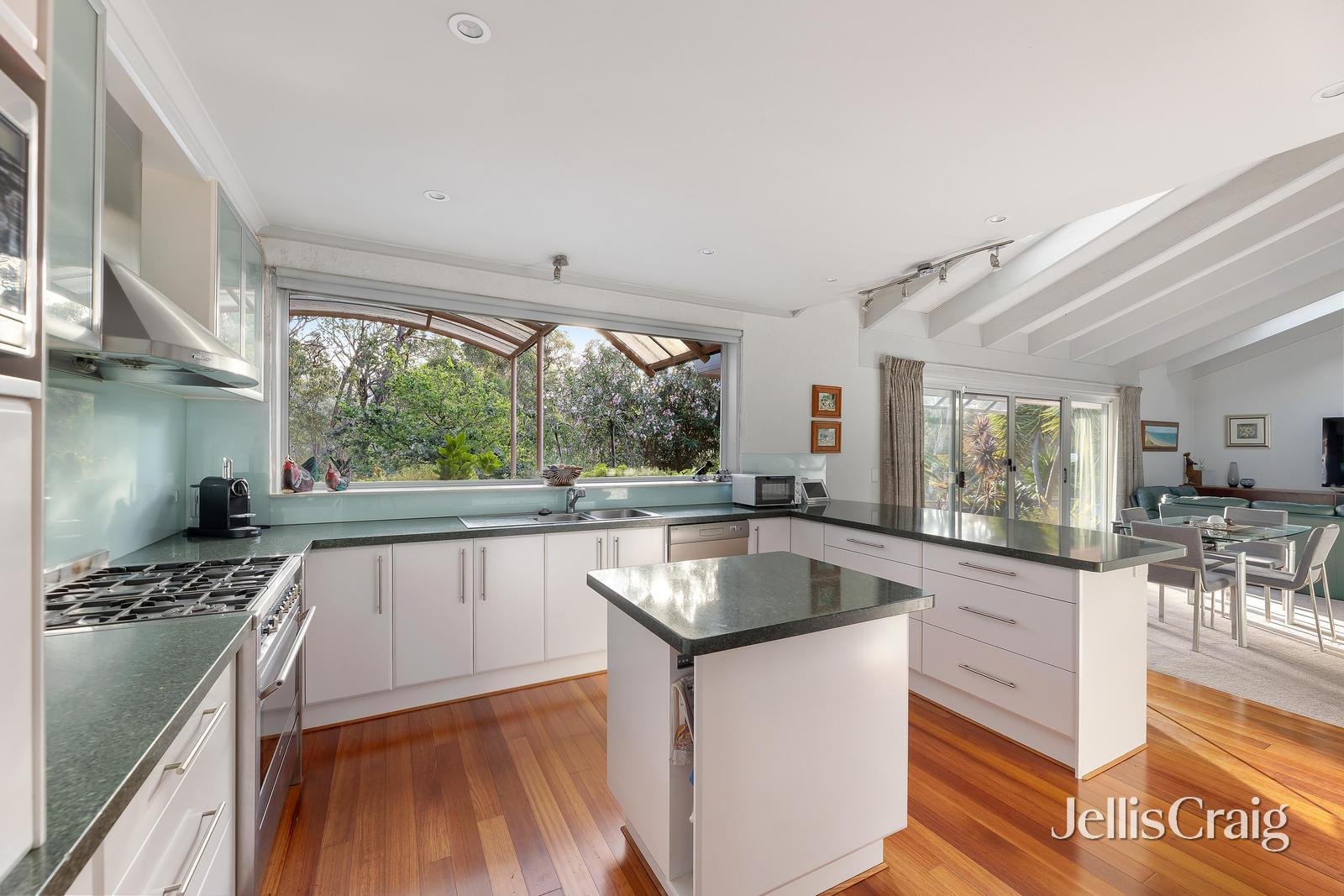 8 Chaim Court, Donvale image 4