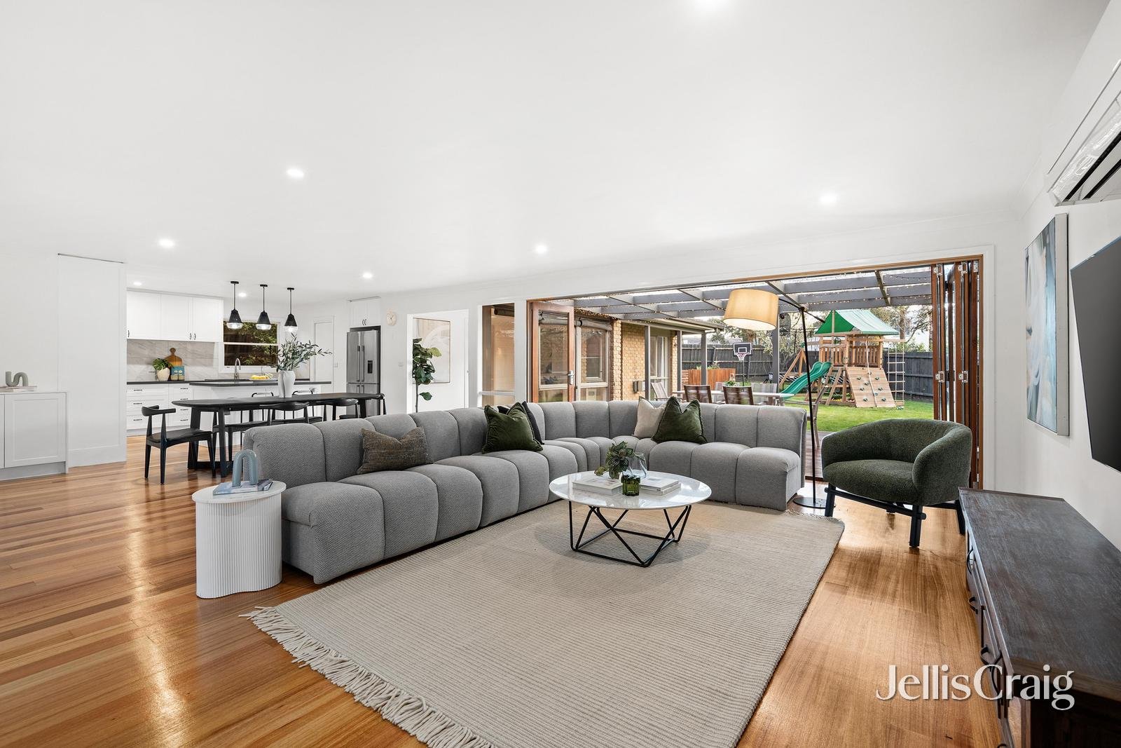 8 Colwyn Court, Donvale image 3