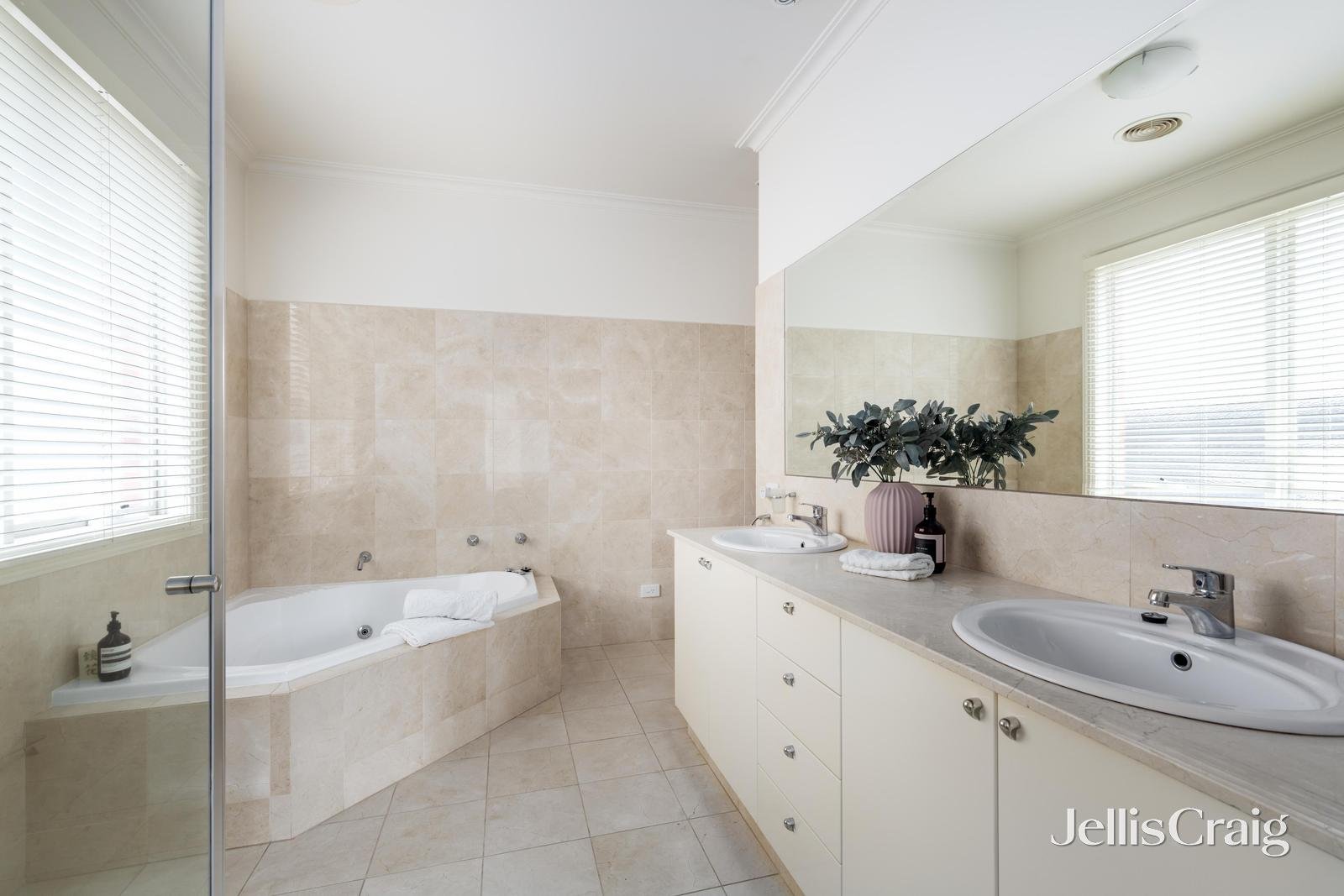 8 Crown Avenue, Camberwell image 12