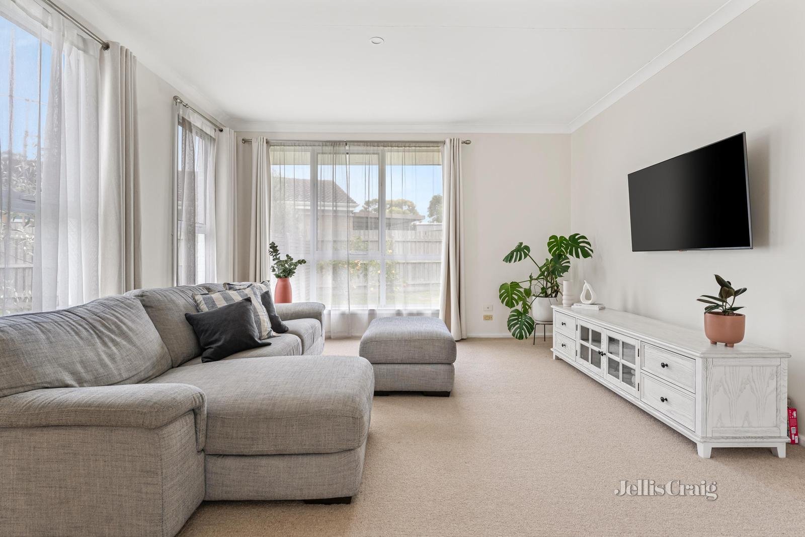 8 Daniel Court, Mentone image 2