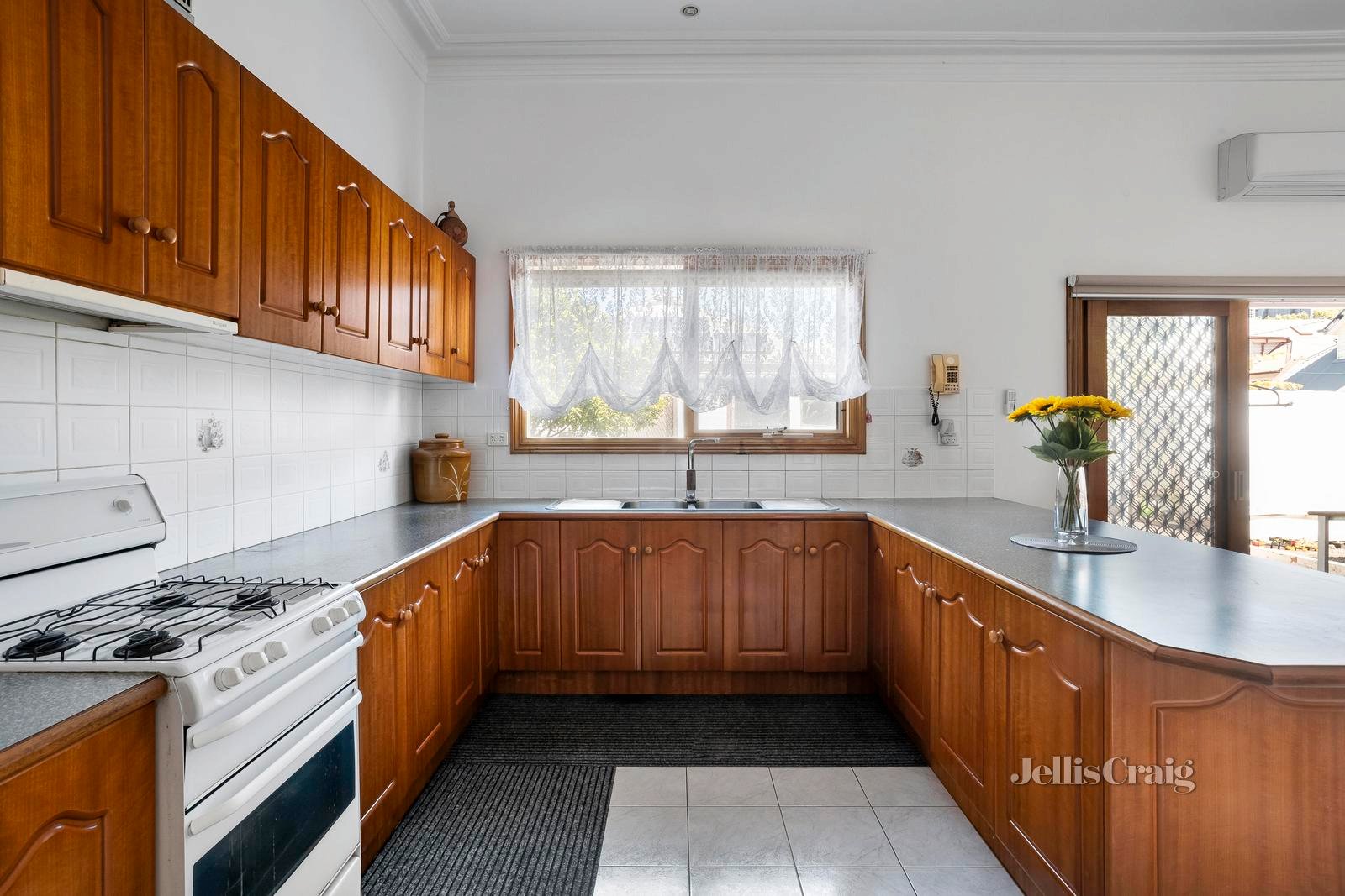 8 Dennis Street, Northcote image 4