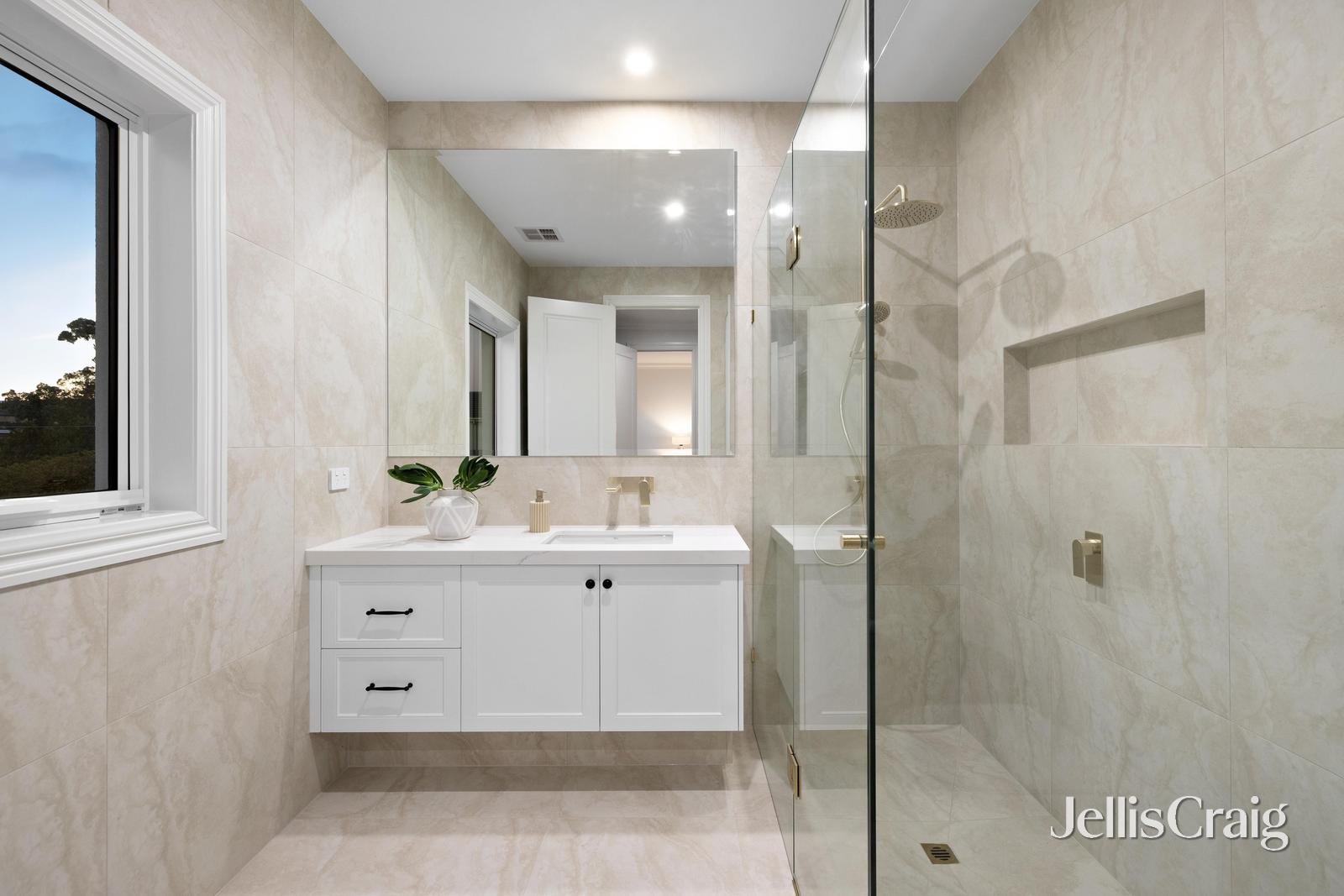 8 Diamond Avenue, Glen&nbsp;Waverley image 16