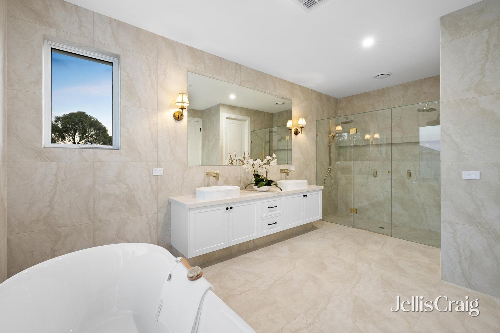 8 Diamond Avenue, Glen&nbsp;Waverley image 21