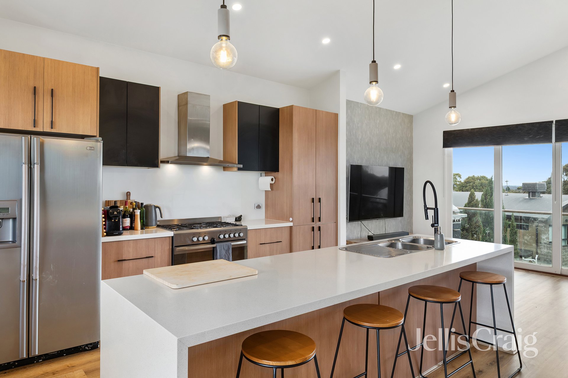 8 Diamond Boulevard, Greensborough image 3