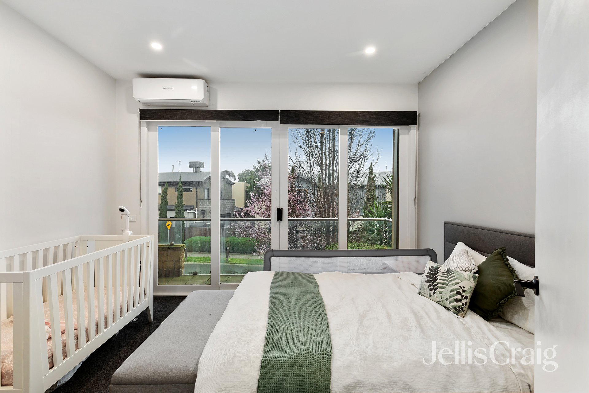 8 Diamond Boulevard, Greensborough image 5