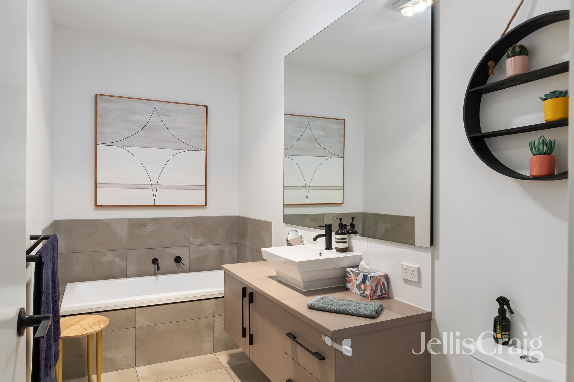 8 Diamond Boulevard, Greensborough image 6