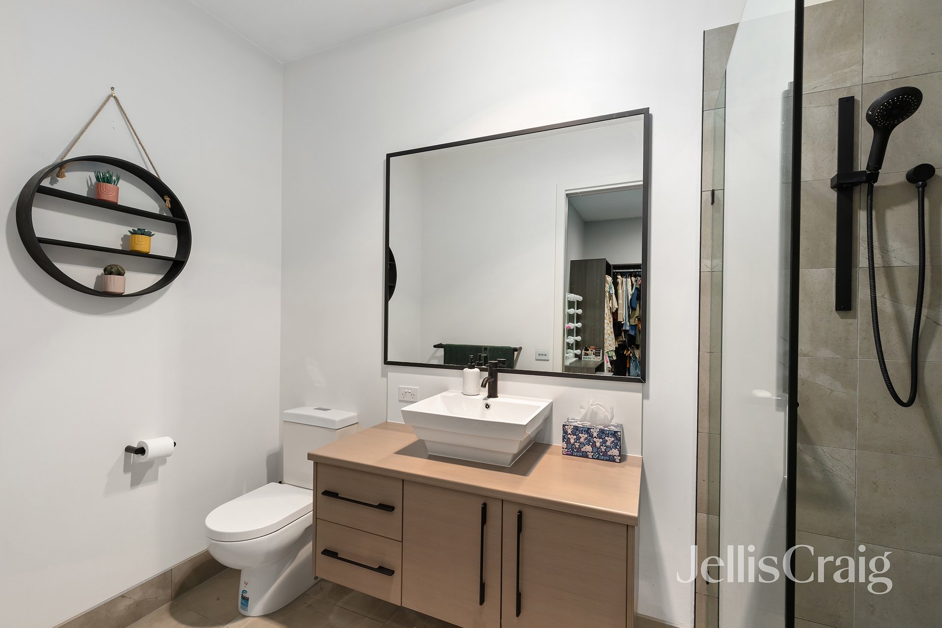 8 Diamond Boulevard, Greensborough image 9