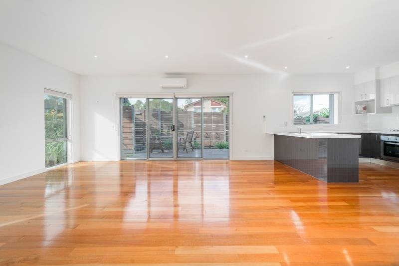 8 Erskine Ridge, Mooroolbark image 3