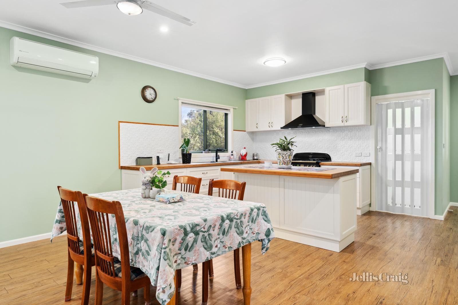 8 Faheys Road, Gordon image 5