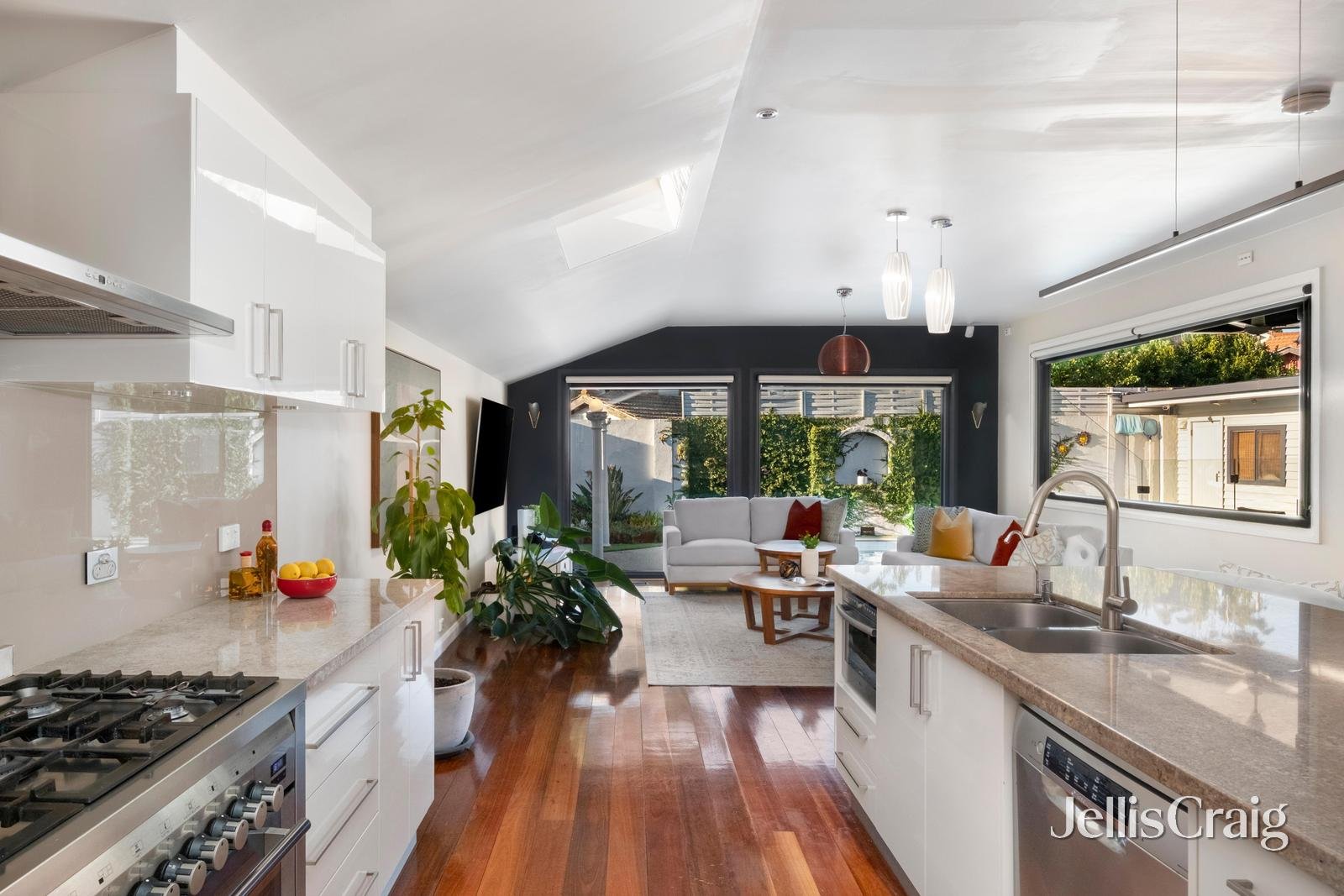 8 Foch Avenue, Coburg image 5