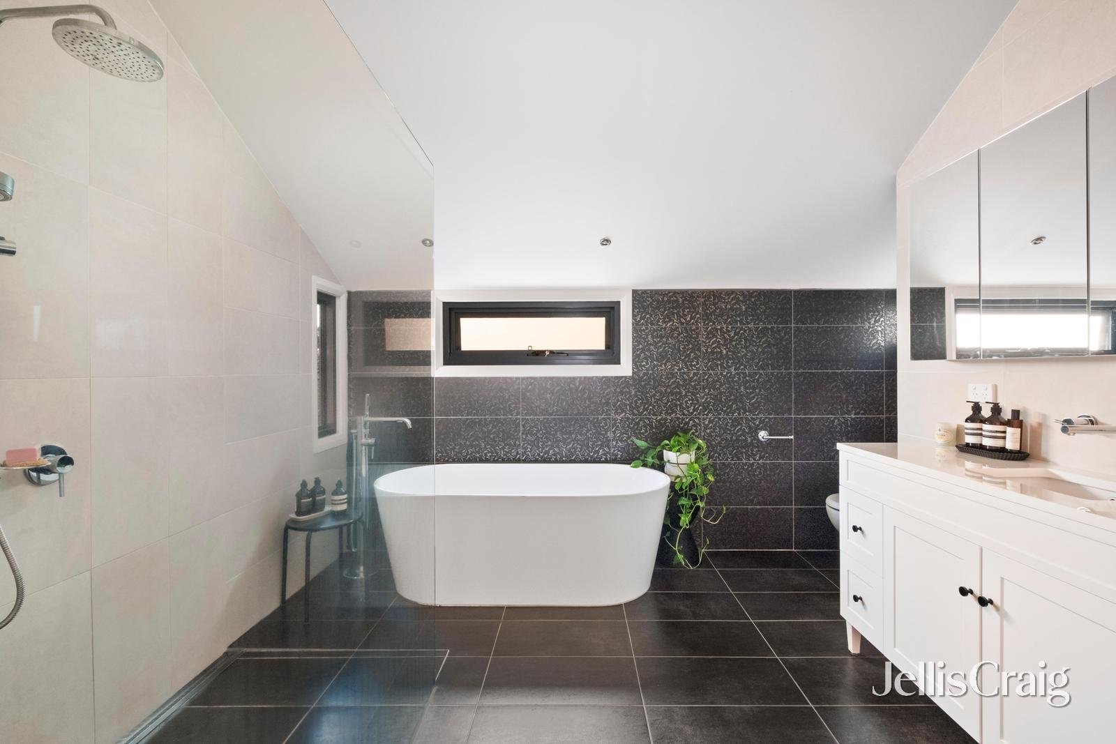 8 Foch Avenue, Coburg image 14