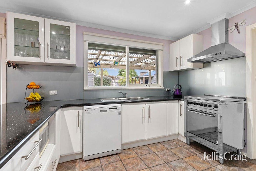 8 Galahad Crescent, Glen&nbsp;Waverley image 5