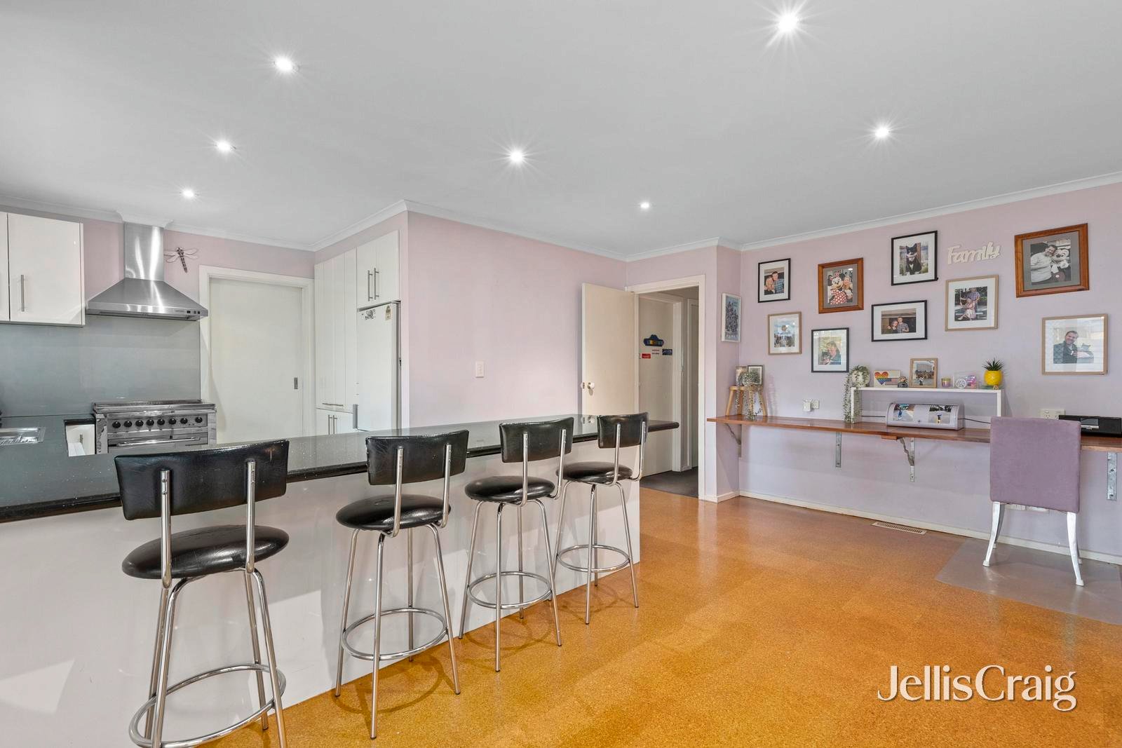 8 Galahad Crescent, Glen Waverley image 4