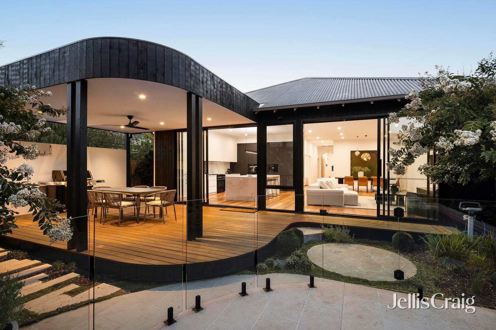 8 Glanfield Street, Northcote image 2