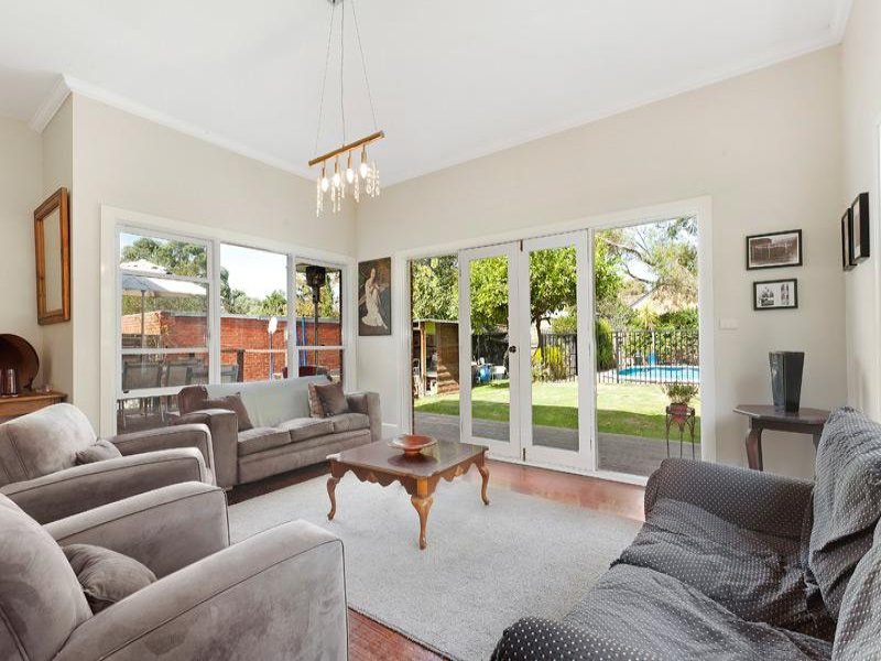 8 Gordon Street, Deepdene image 2