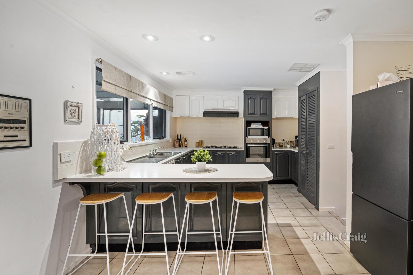 8 Haddon Court, Mitcham image 6