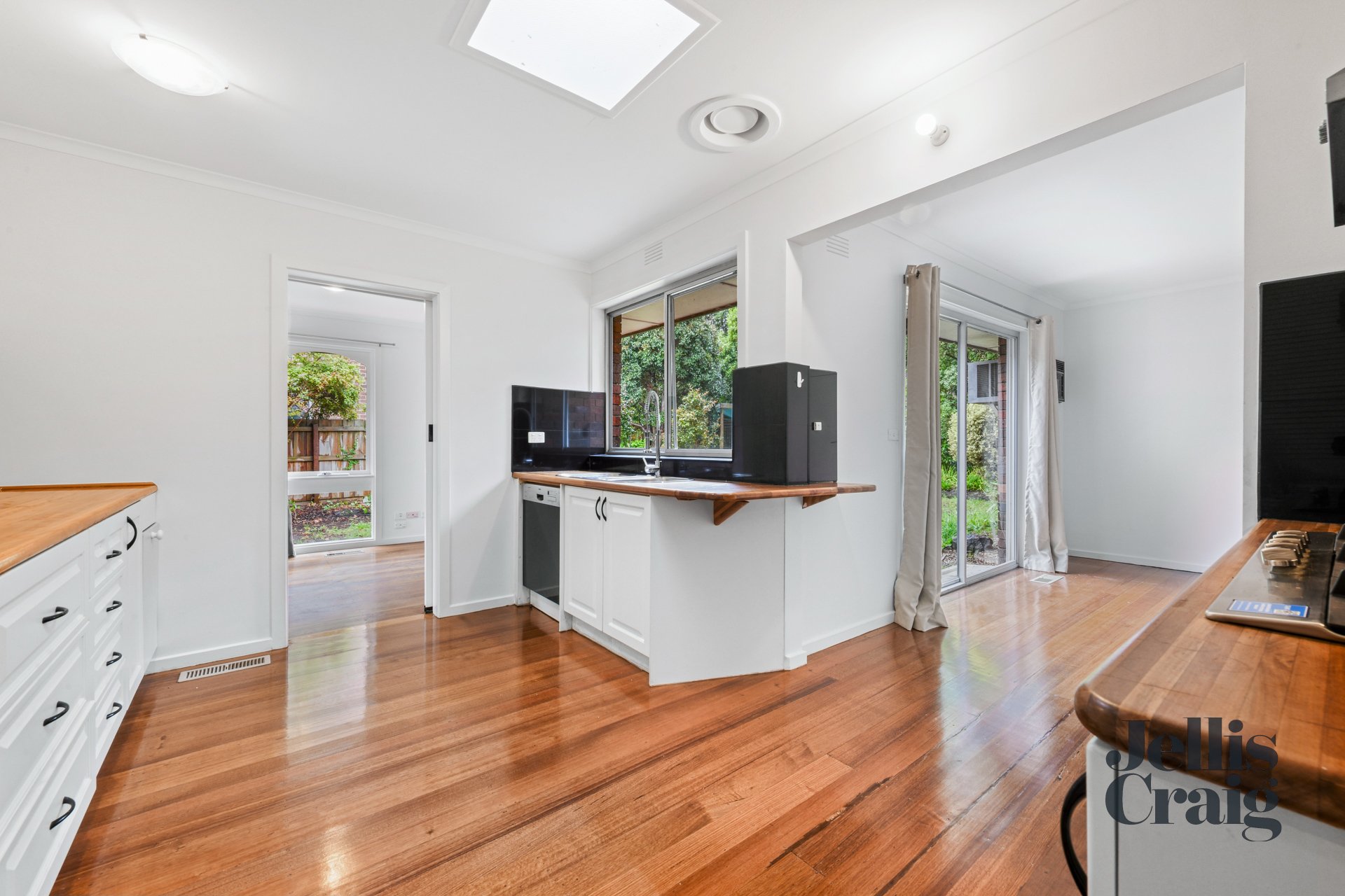 8 Harley Place, Wheelers Hill image 2