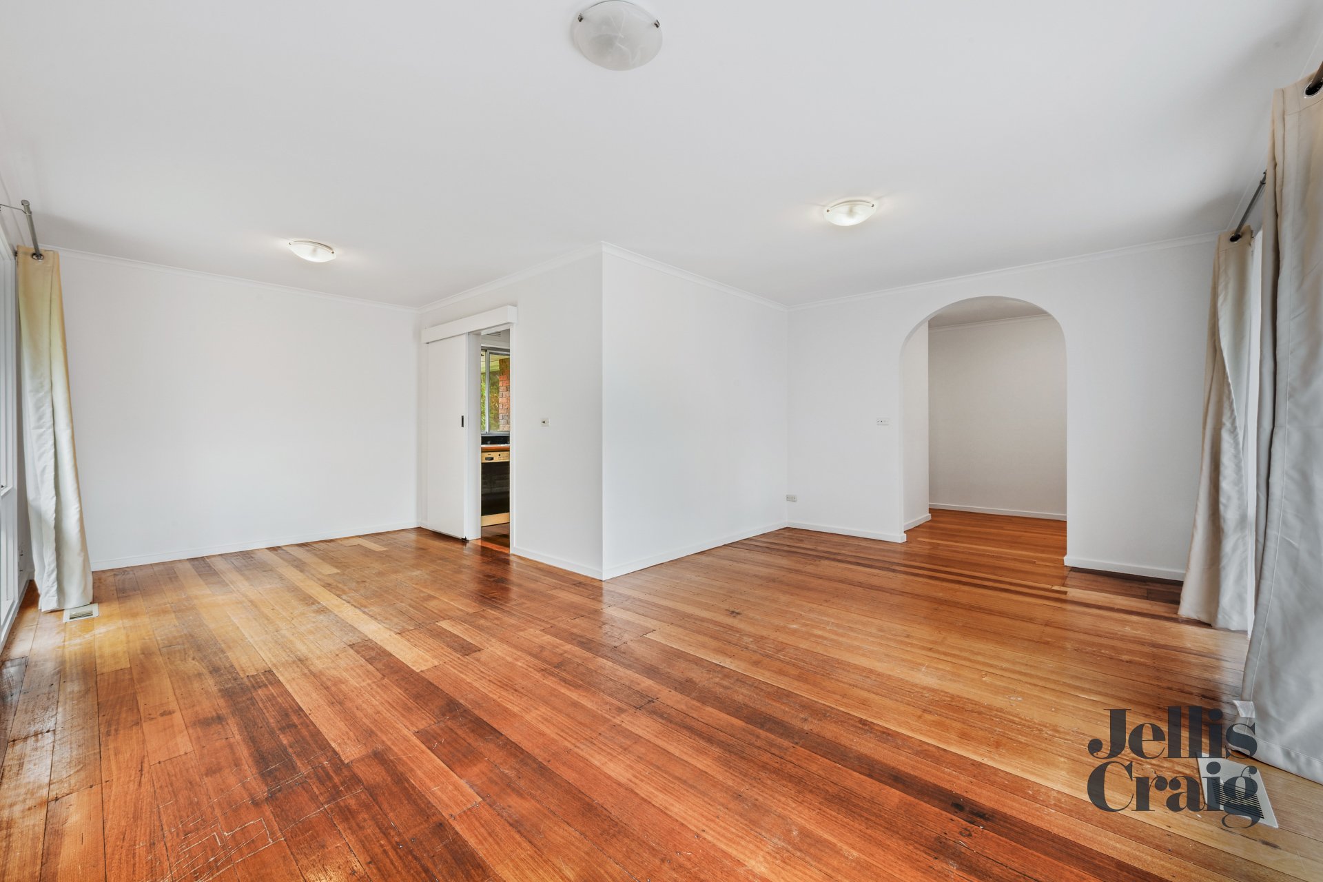 8 Harley Place, Wheelers Hill image 4
