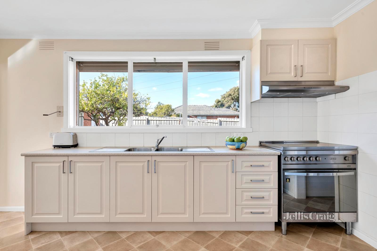 8 Henderson Street, Reservoir image 3
