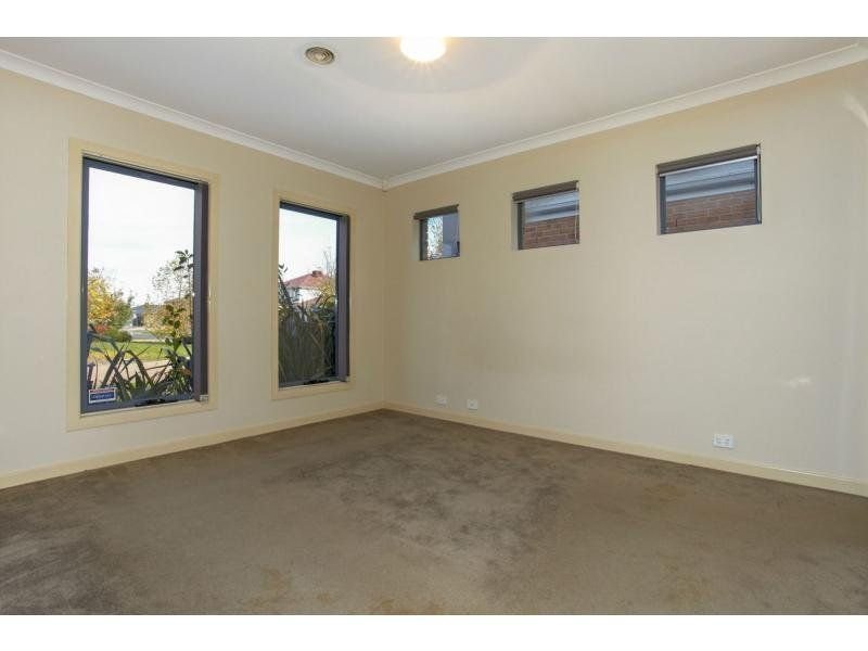 8 Heysen Mews, Point Cook image 4