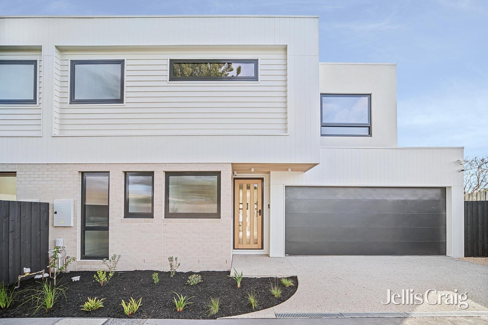 8 Hunter Lane, Bonbeach image 1