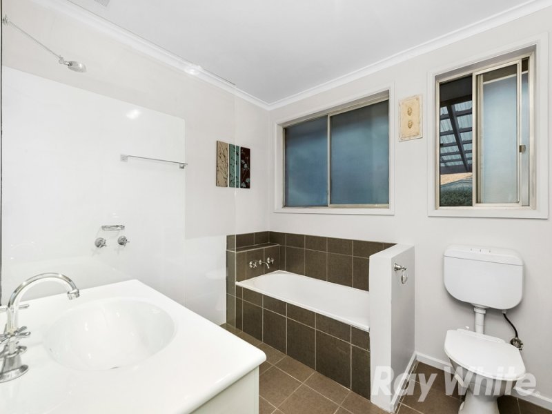 8 Huxley Avenue, Mulgrave image 8