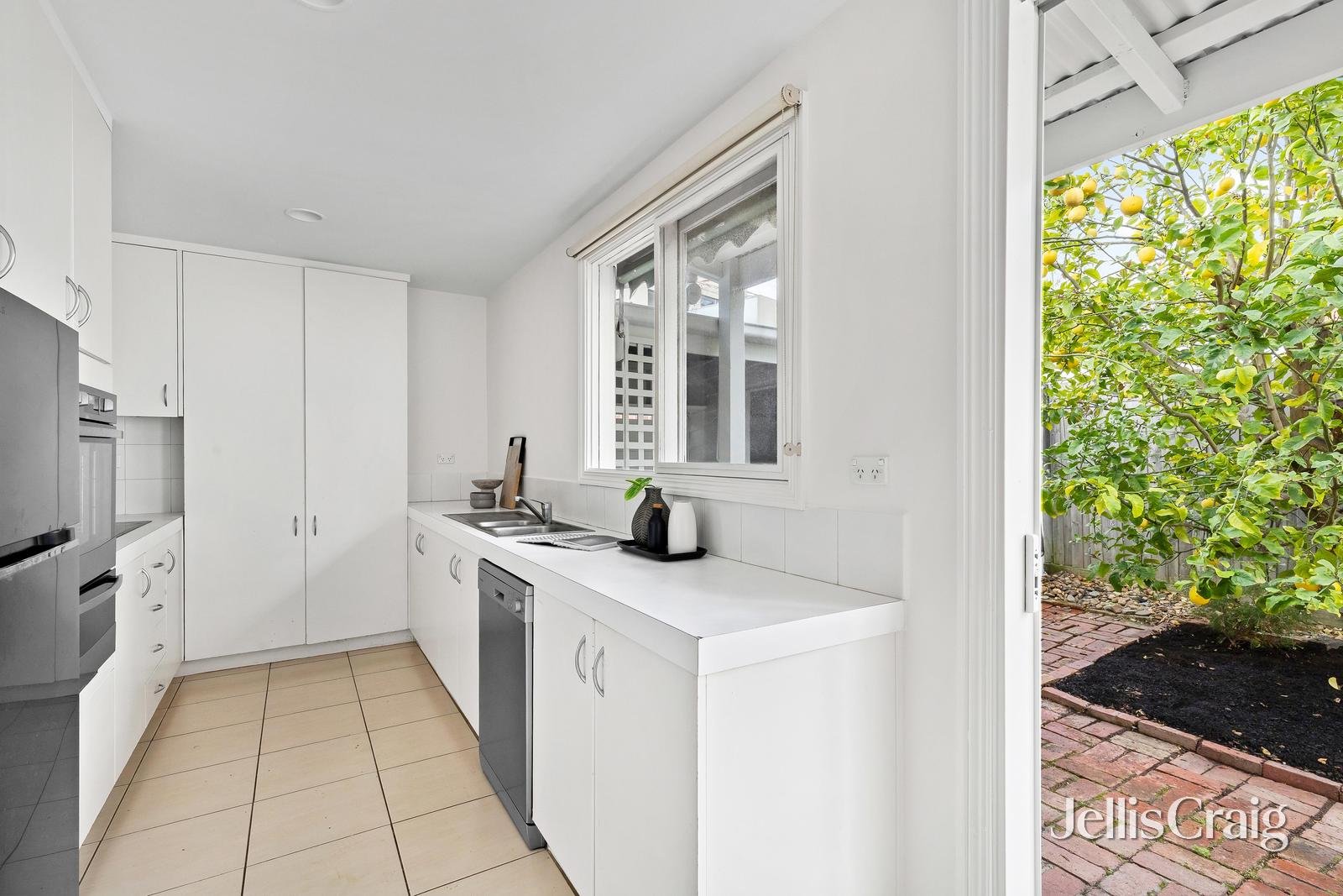 8 James Service Place, South Melbourne image 4