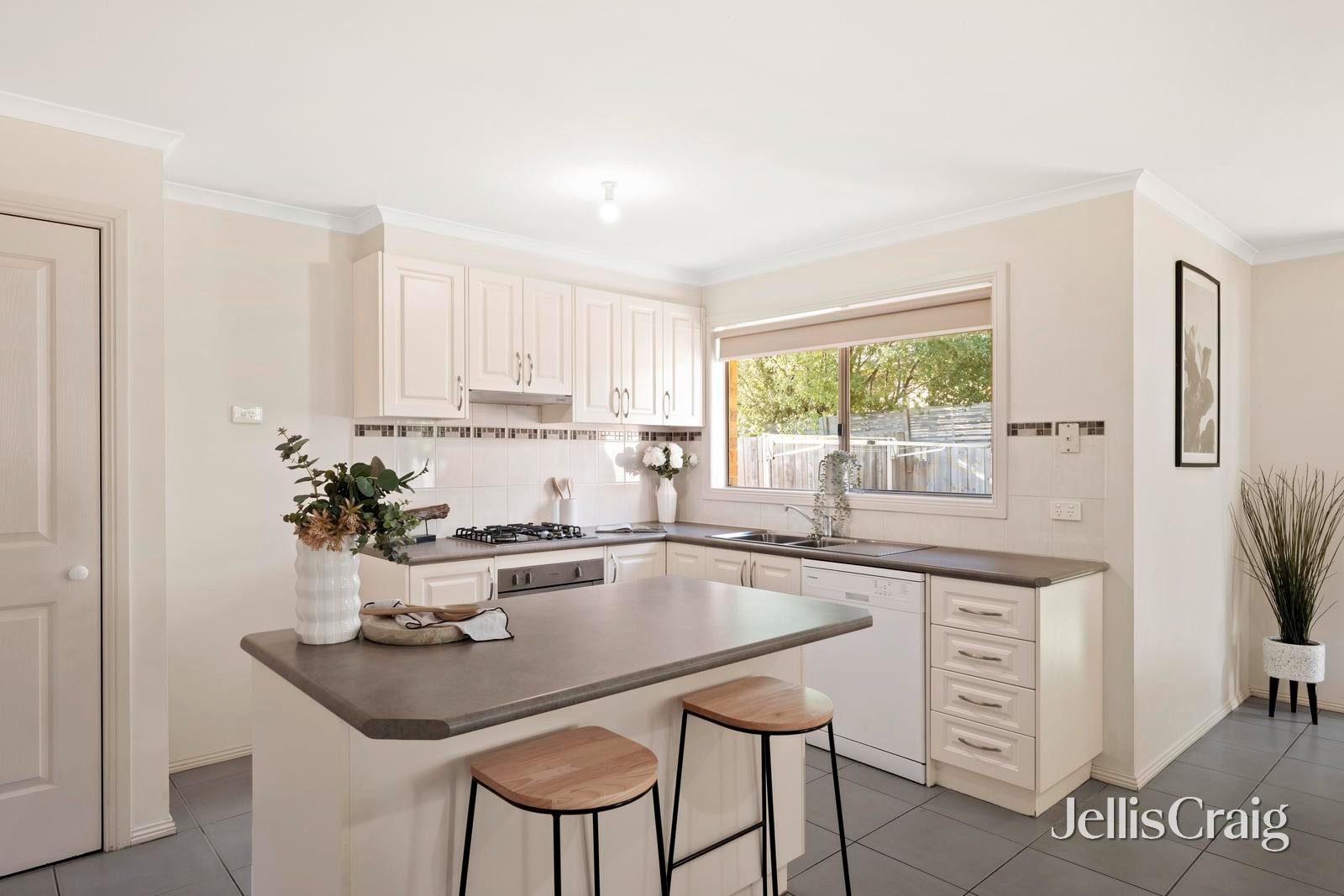 8 Jean Court, Mooroolbark image 2