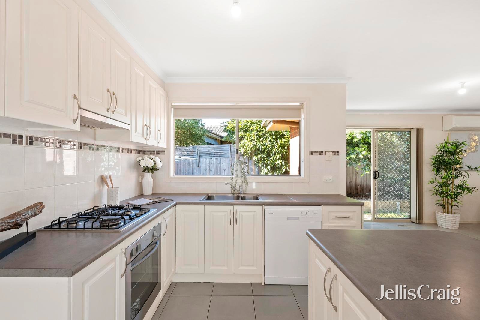 8 Jean Court, Mooroolbark image 3