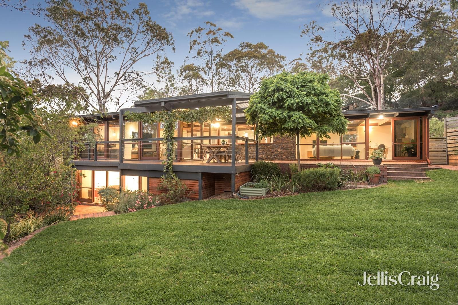 8 Jelbart Court, Eltham image 1
