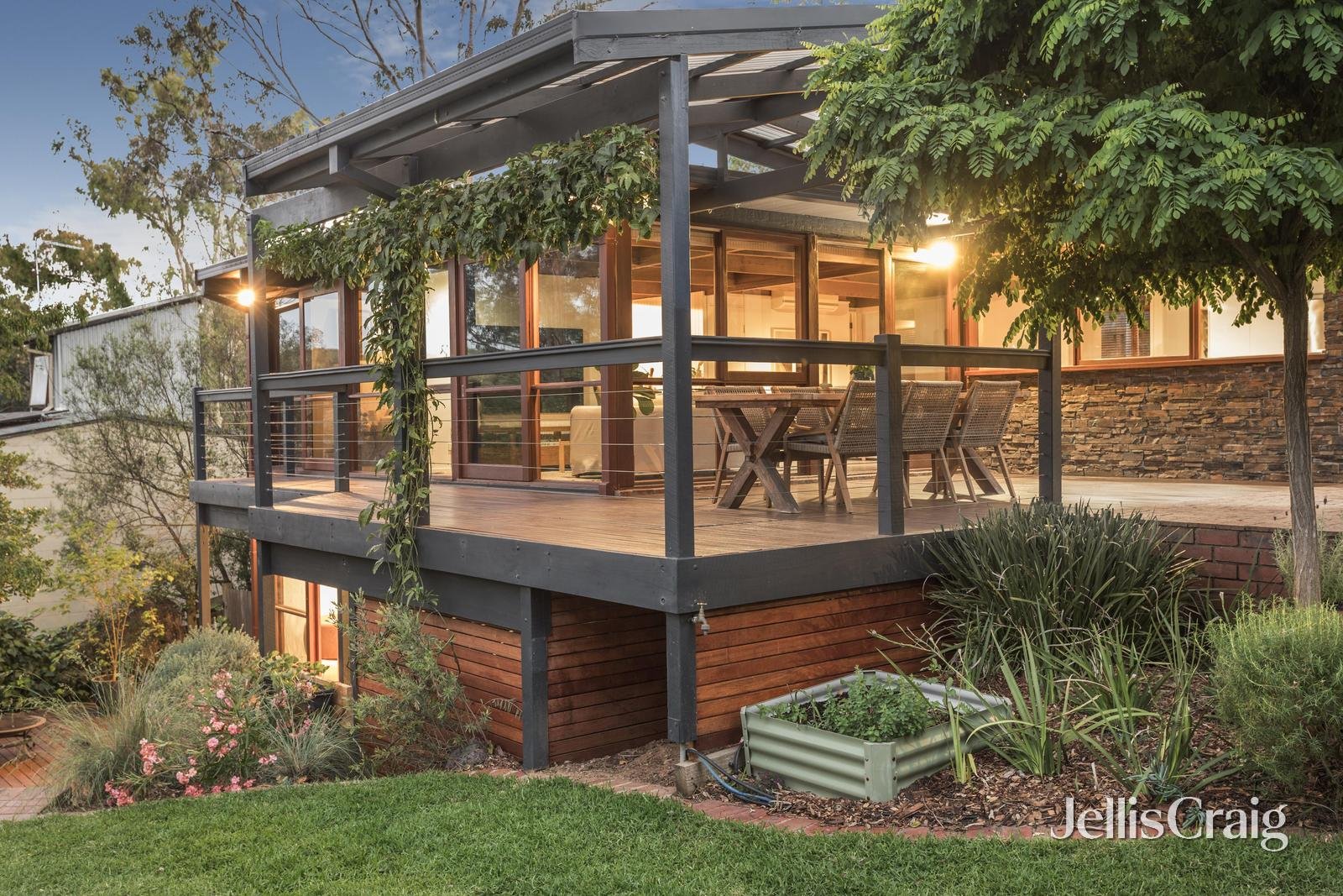 8 Jelbart Court, Eltham image 2