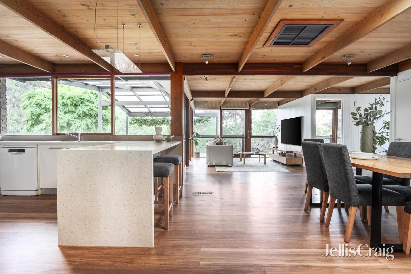 8 Jelbart Court, Eltham image 4