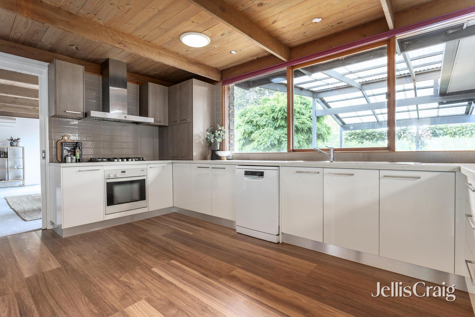 8 Jelbart Court, Eltham image 5