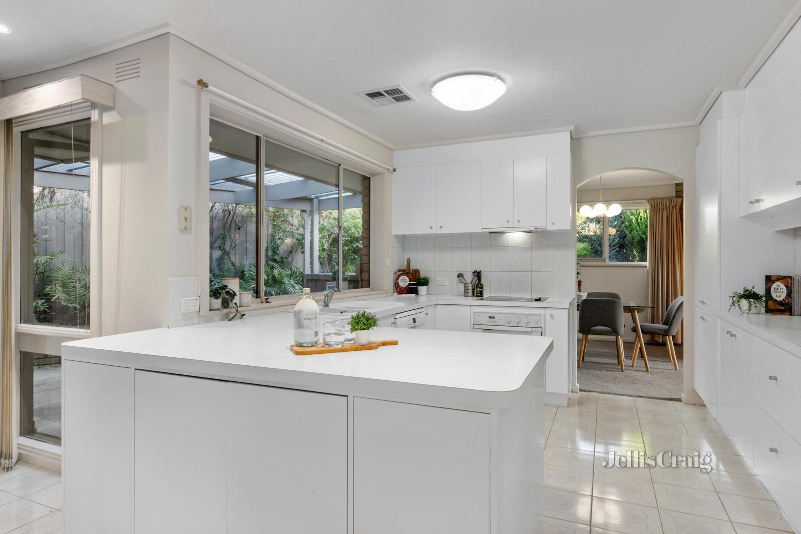 8 Jousting Place, Glen Waverley image 5