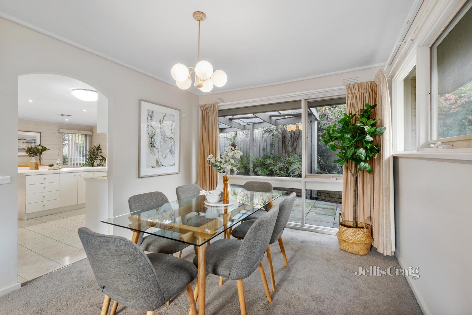 8 Jousting Place, Glen Waverley image 6