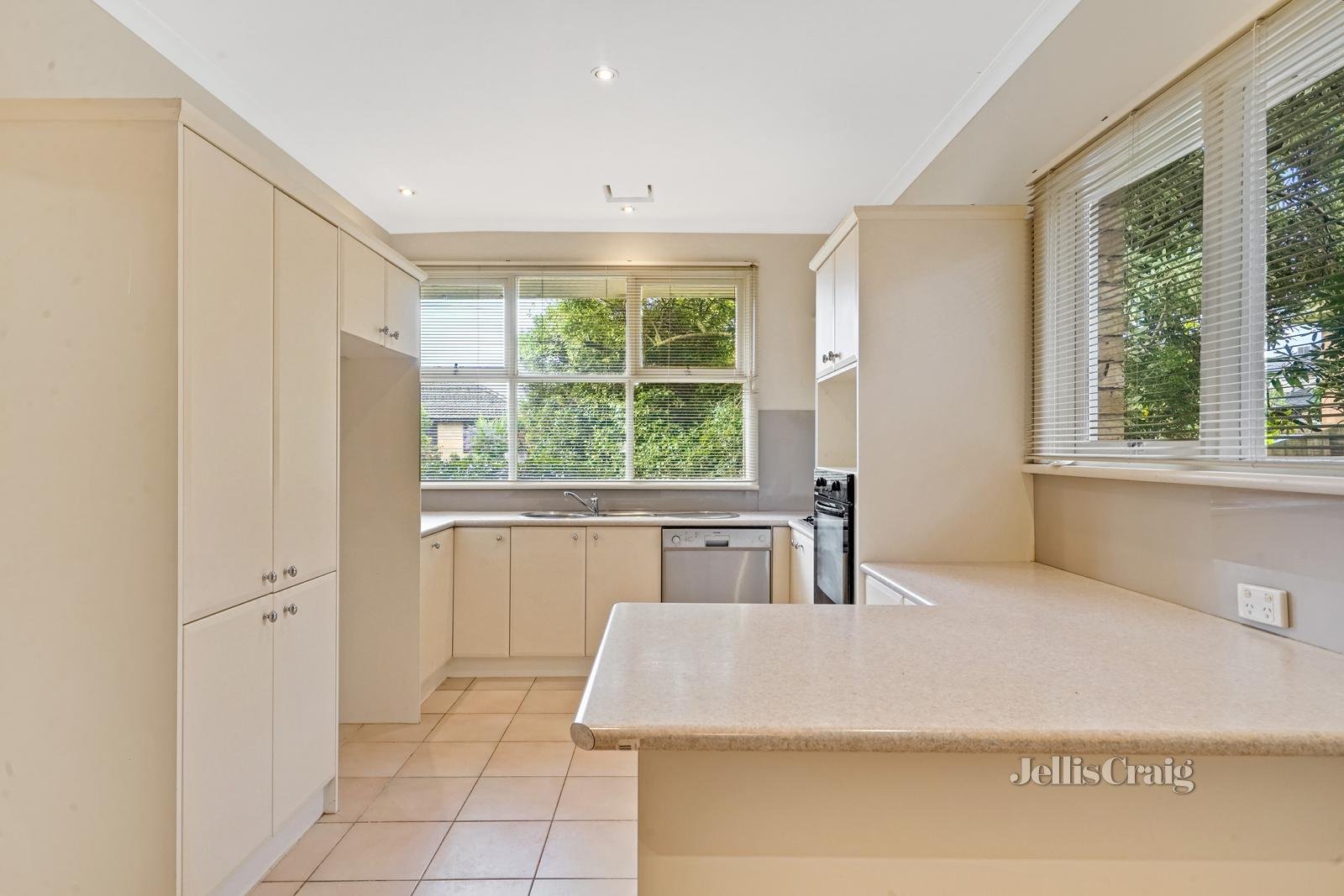 8 Kendall Street, Mount Waverley image 4