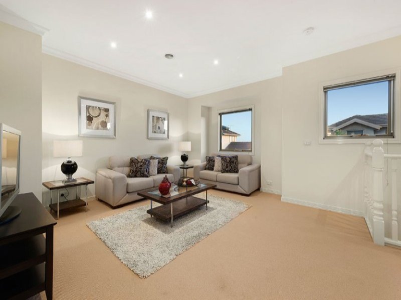 8 Kingswood Rise, Box Hill South image 2