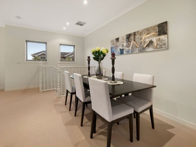 8 Kingswood Rise, Box Hill South image 3