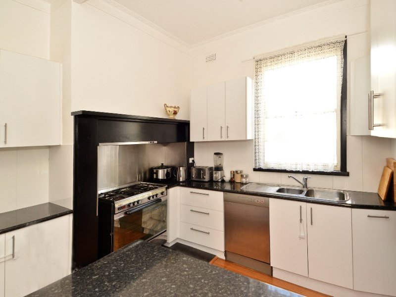 8 Lomond Terrace, East Geelong image 2