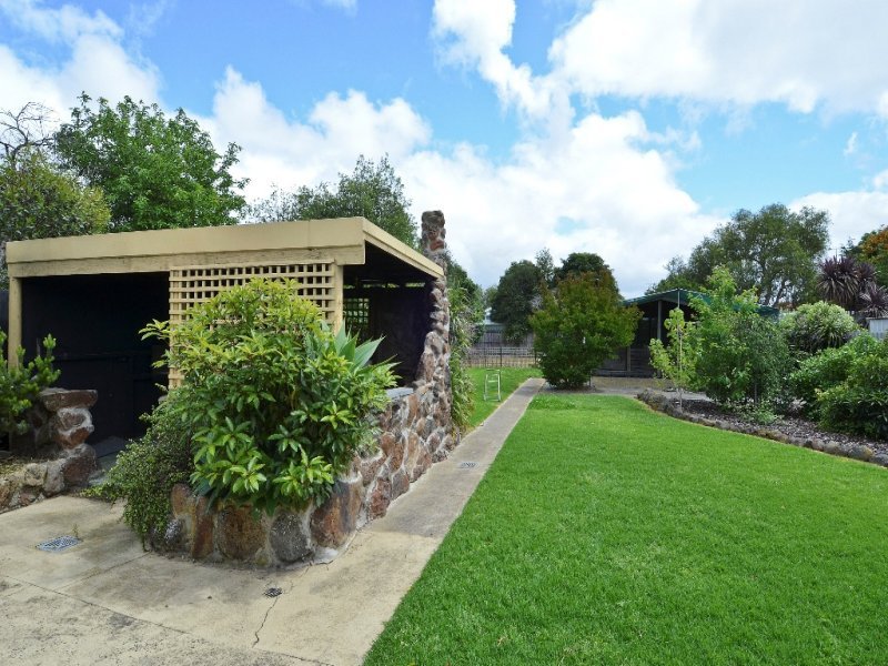 8 Lomond Terrace, East Geelong image 7