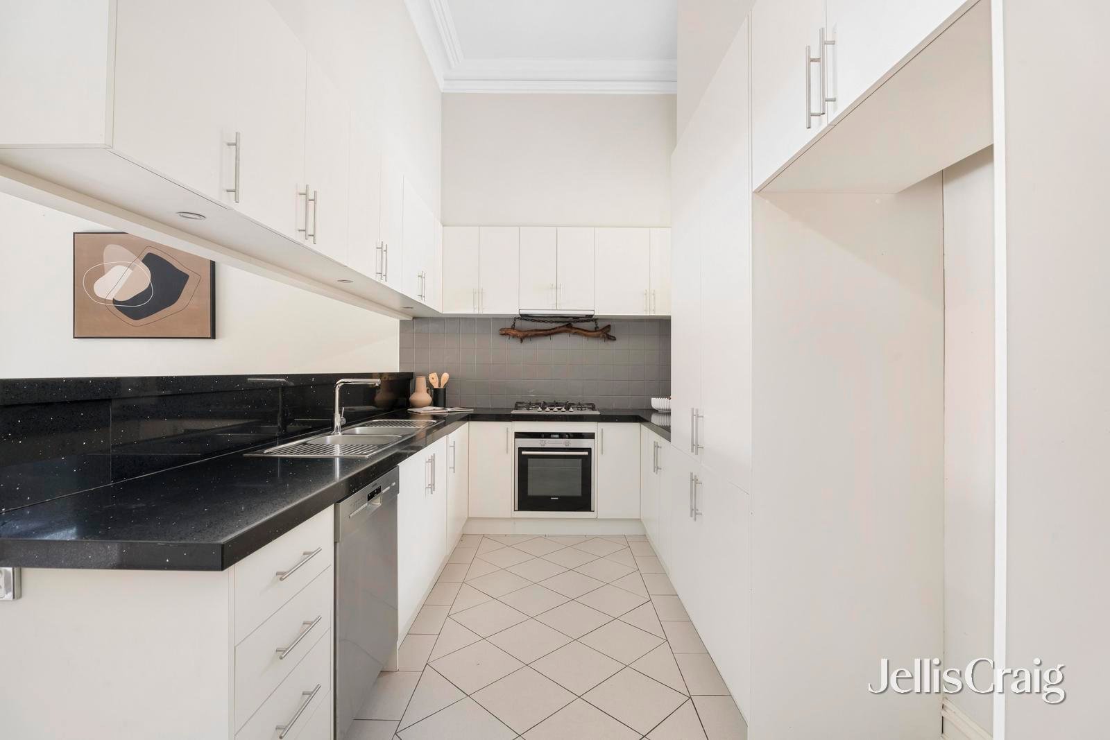 8 Mackay Street, Essendon image 5